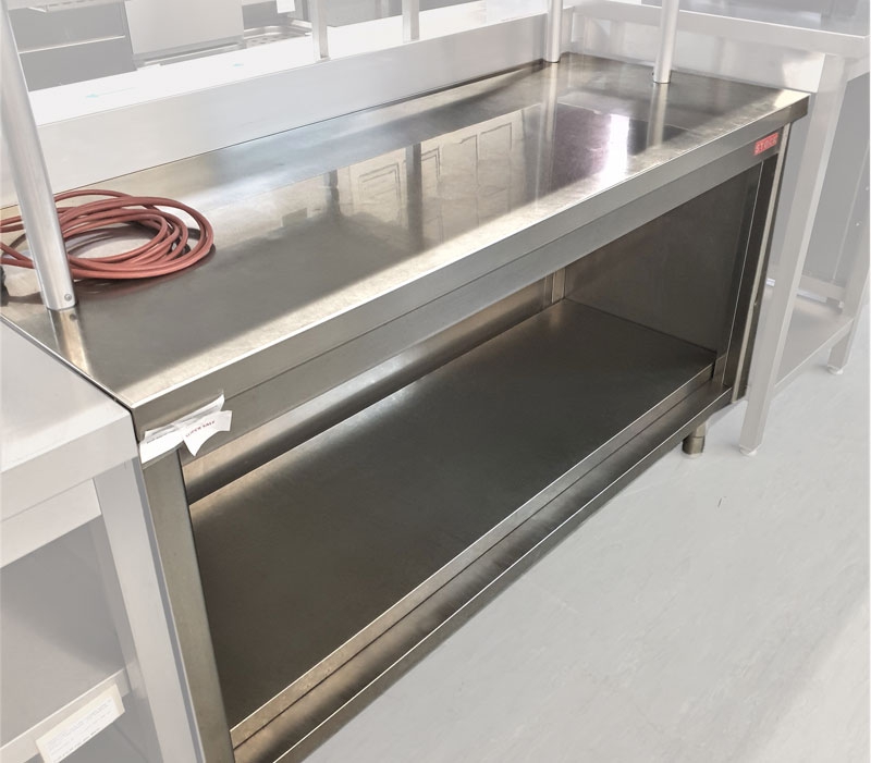 Arbeitstisch mit Grundboden, Kastenaufkantung 100 mm